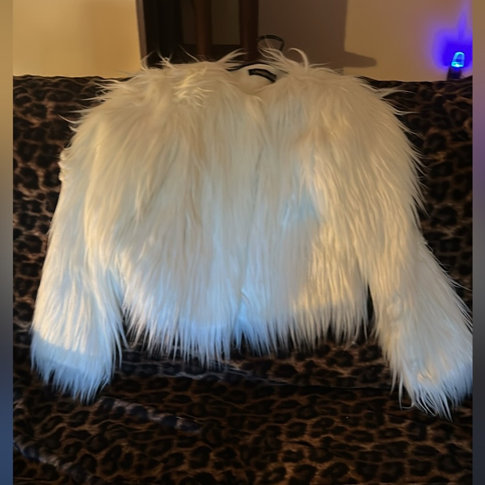 Women’s White Imitation Fur Coat. Size XXL. SEE ALL PHOTOS!
